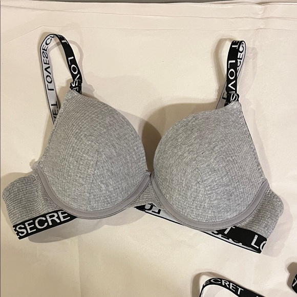 Victoria's Secret Black and Gray Bra Set - Picture 5 of 9